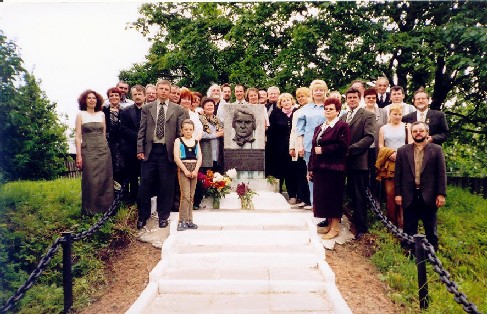 Удзельнікі чытанняў на месцы, дзе стаяў дом Песняра
